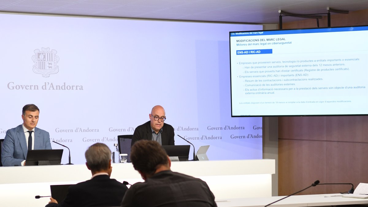 Marc Rossell i Jordi Ubach han presentat la nova normativa de ciberseguretat