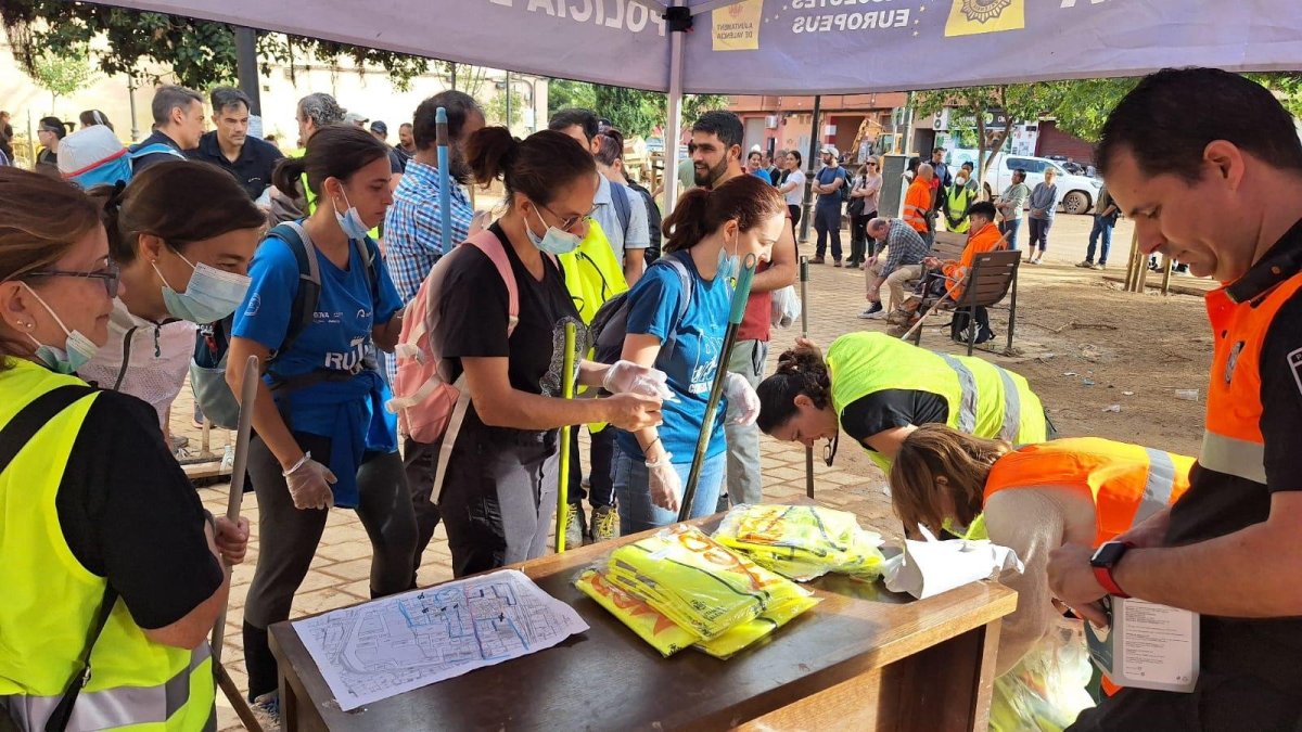 Voluntaris en una carpa de l’ajuntament de València.