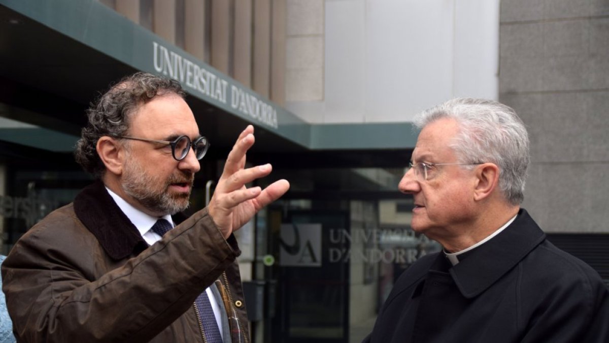 Minoves donant la benvinguda al Copríncep.