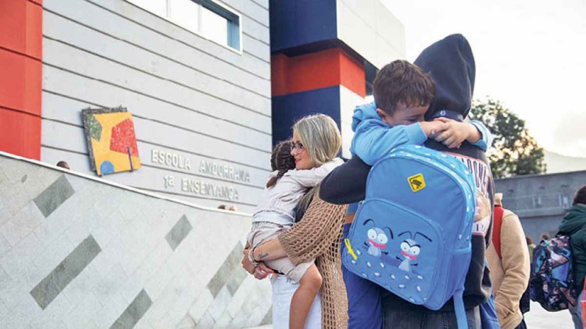 Infants i pares a les portes de l’escola andorrana de Santa Coloma.