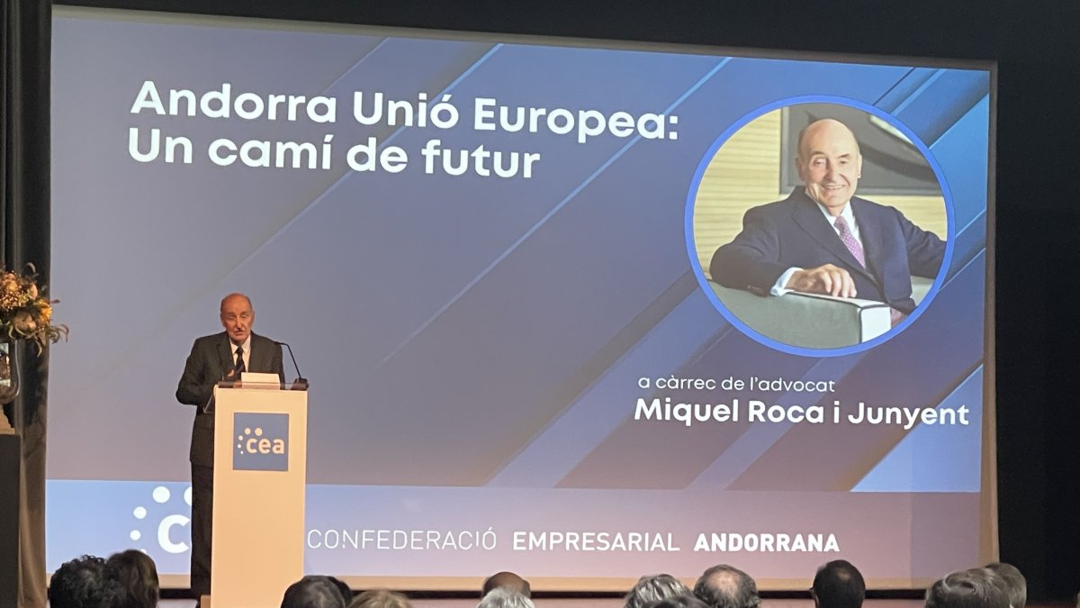 Miquel Roca durant la conferència sobre Andorra i la UE
