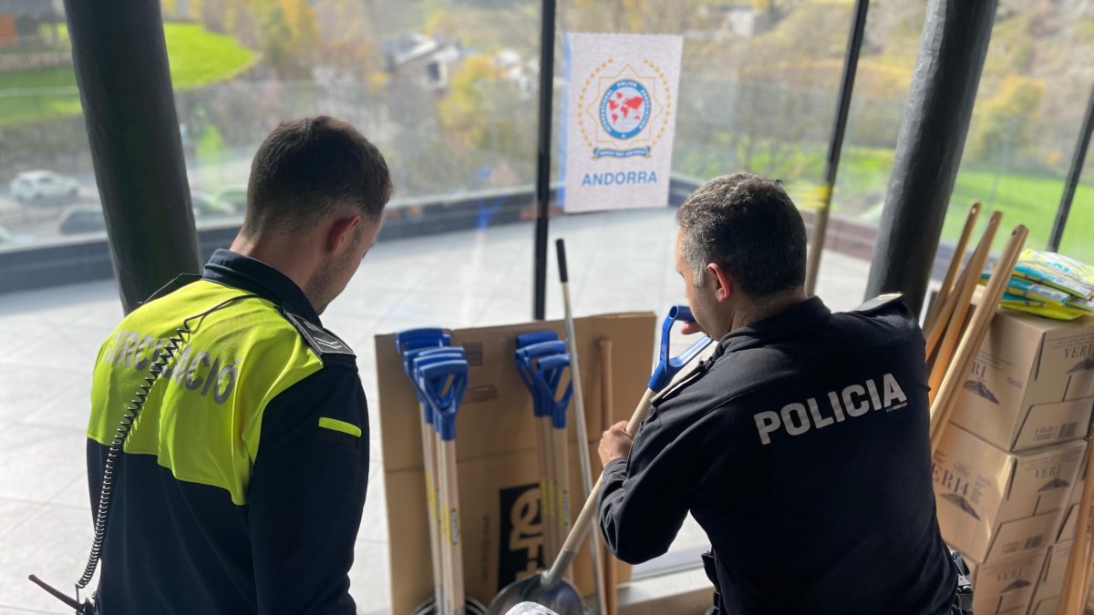 Urbans i policies col·locant el material d'ajuda recollit per portar a València