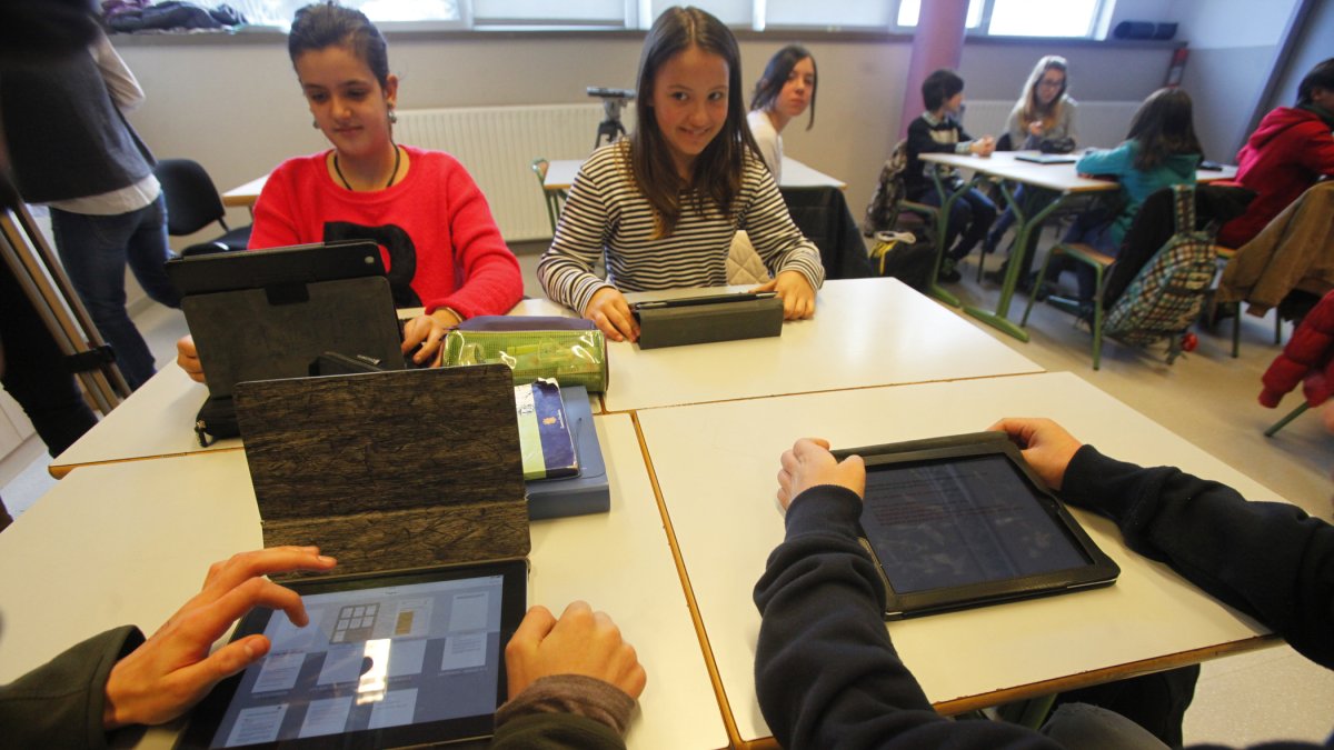 Alumnes amb les tauletes a classe.