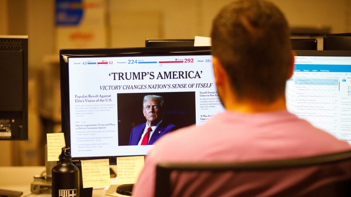 Un periodista consulta una pàgina web sobre les eleccions als EUA.
