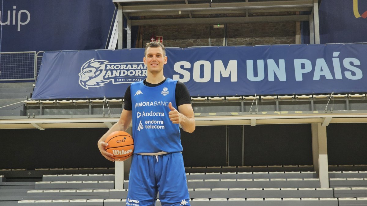 El base serbi Nikola Radicevic va viure el seu primer dia com a jugador del MoraBanc.