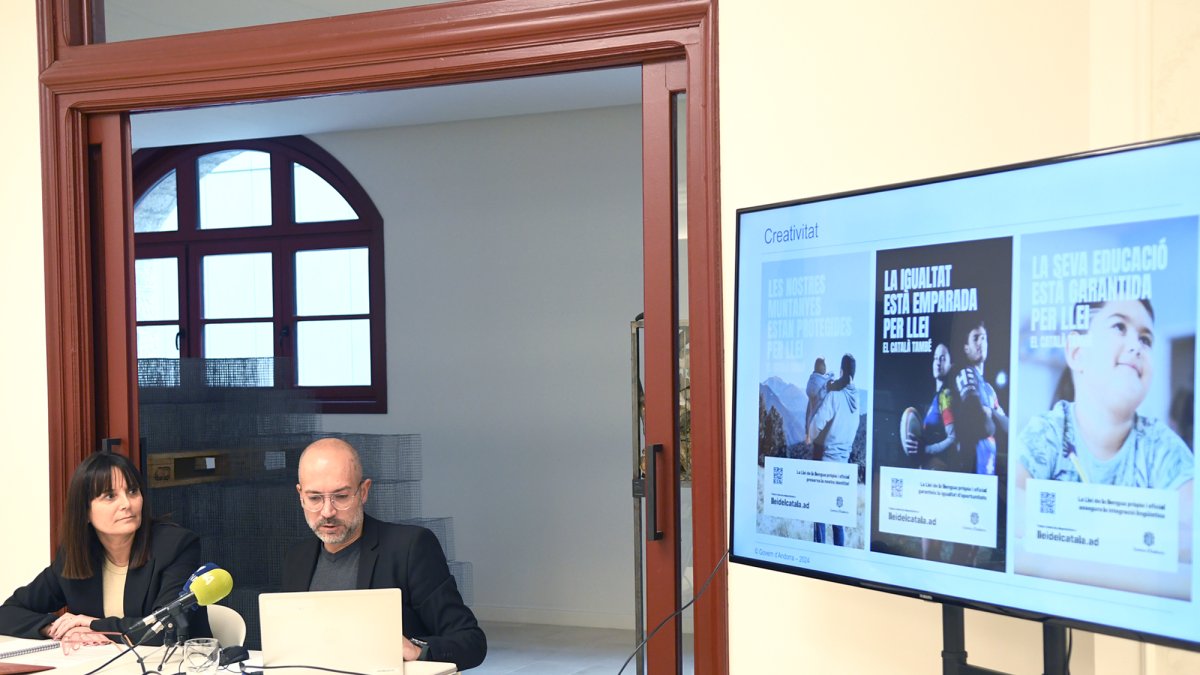 La ministra de Cultura, Juventut i Esports, Mònica Bonell, i el director de Política Lingüística, Joan Sans, en la presentació de la campanya per difondre el dret a parlar català
