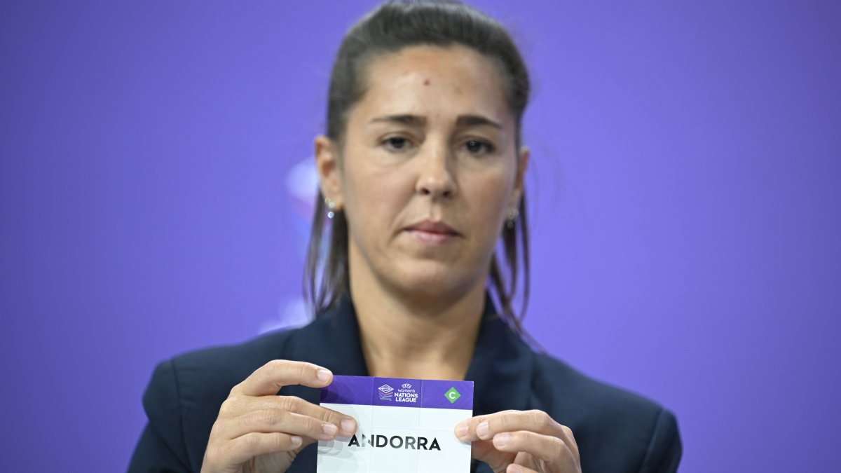 L’exinternacional anglesa Fara Williams mostrant la papereta d’Andorra.