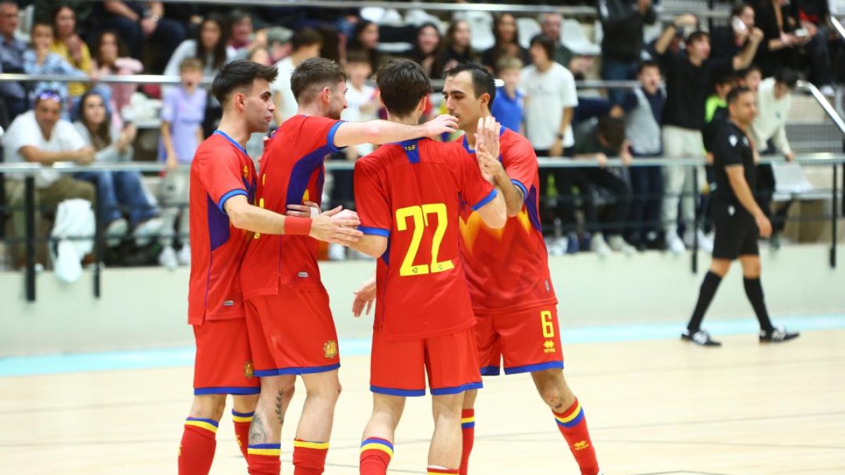 La selecció celebrant un gol contra Moldàvia.