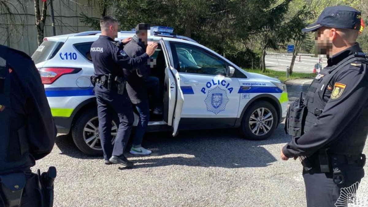 La policia amb l’home extradit.