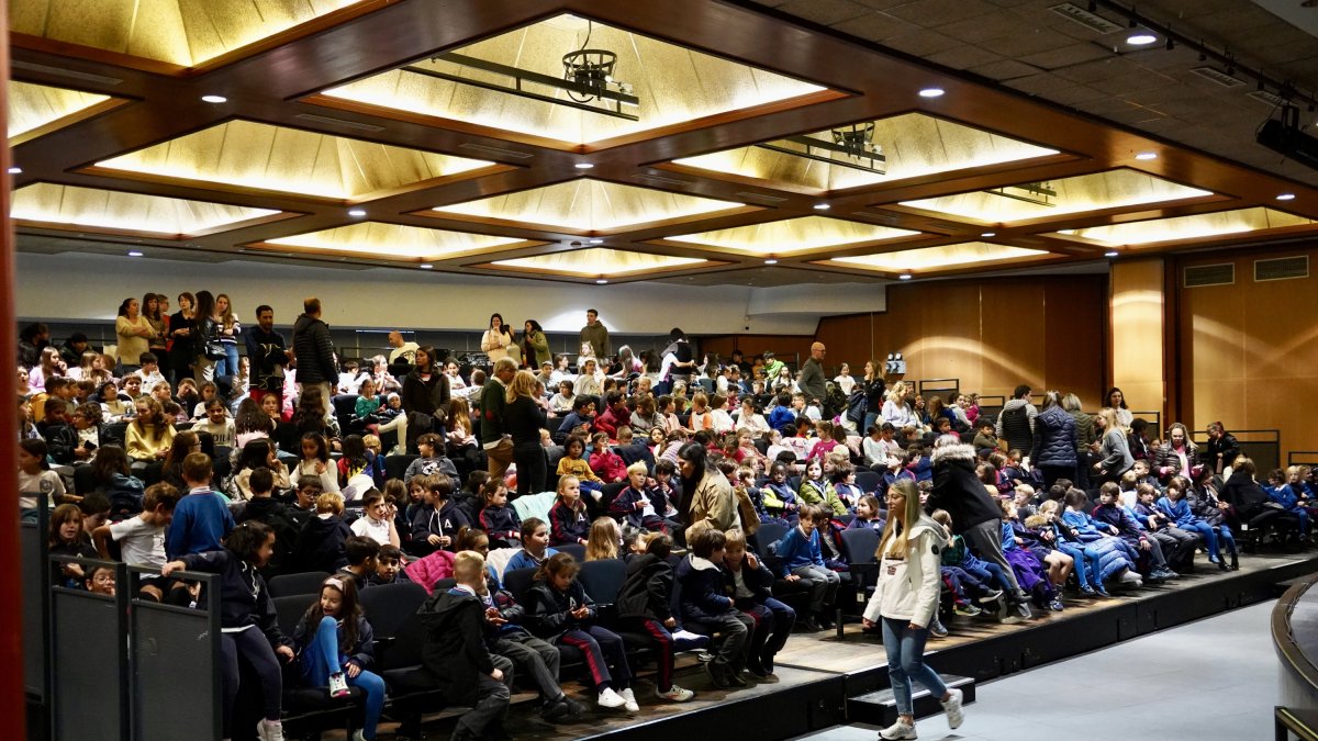 Alguns dels infants assistents a l'obra 'La Mestra'