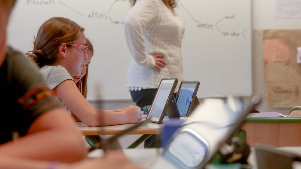 Nens de primer d'eso a l'escola andorrana de secundaria fent anar l'ipad.