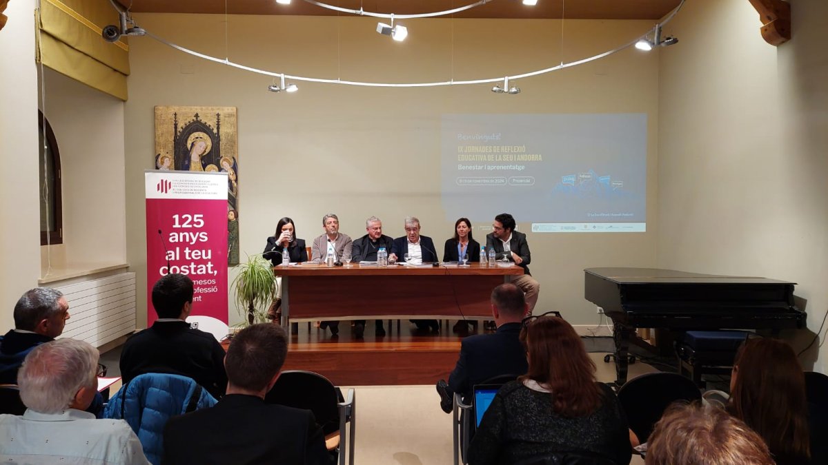 El ministre de Relacions Institucionals, Educació i Universitats, Ladislau Baró, durant el seu discurs en les jornades de reflexio educativa de la Seu d'Urgell i Andorra