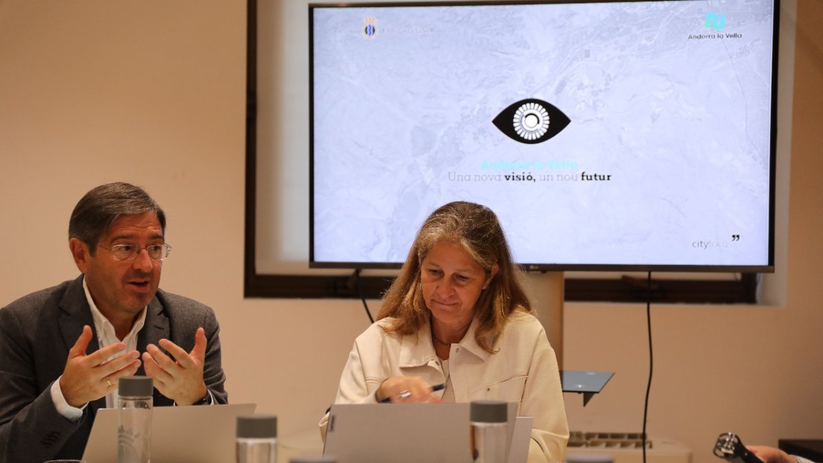 Alcalde, a l’esquerra, en una reunió del projecte.