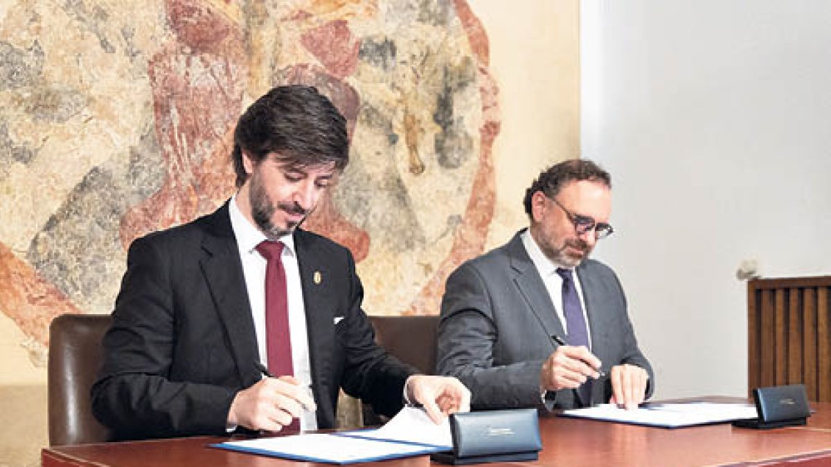El síndic Carles Ensenyat i el rector de l’UdA Juli Minoves en la signatura del conveni.