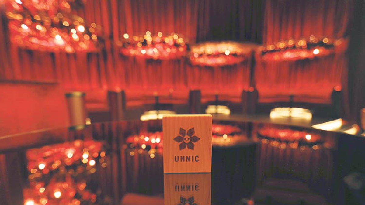 El logo d’Unnic, en una taula del Red Bar.
