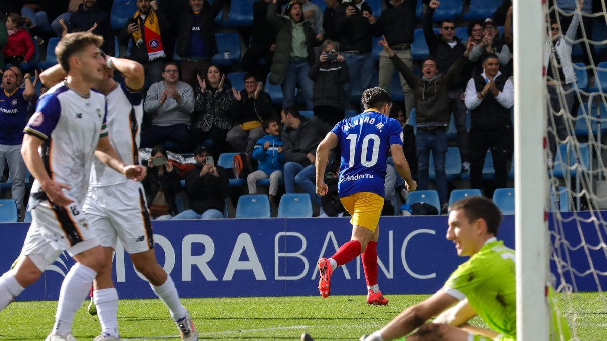 Álvaro Martín celebrant el gol