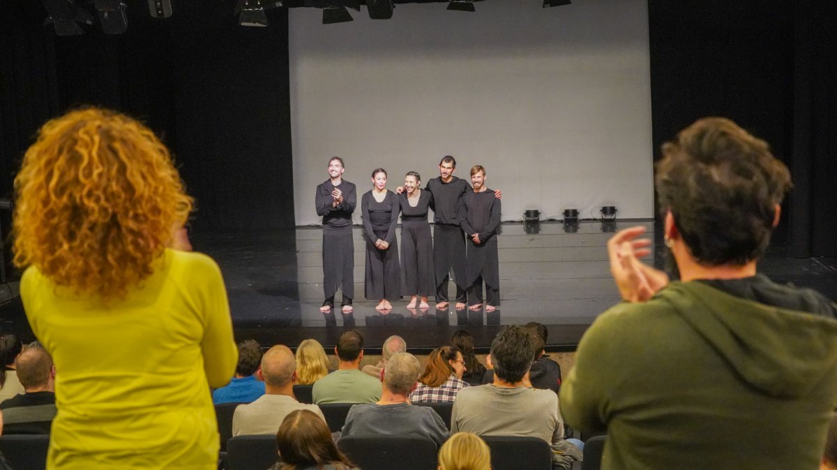 Els assistents aplaudint als actors de l'obra