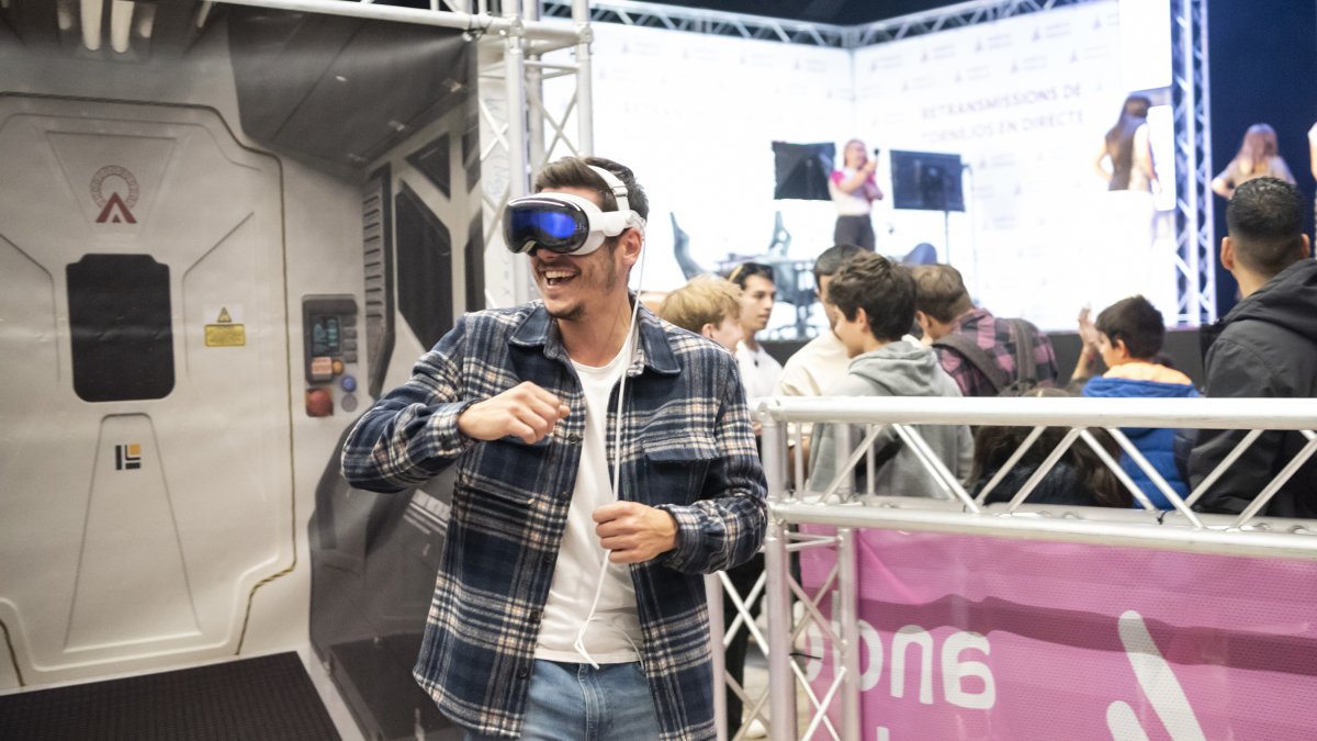 Un jove gaudeix de les Apple Vision Pro.