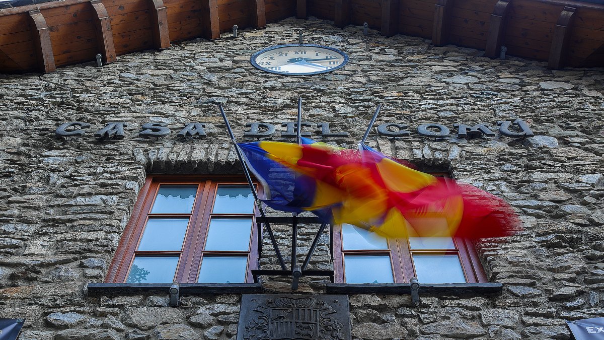 Les banderes de casa comuna a mig pal en senyal de dol.