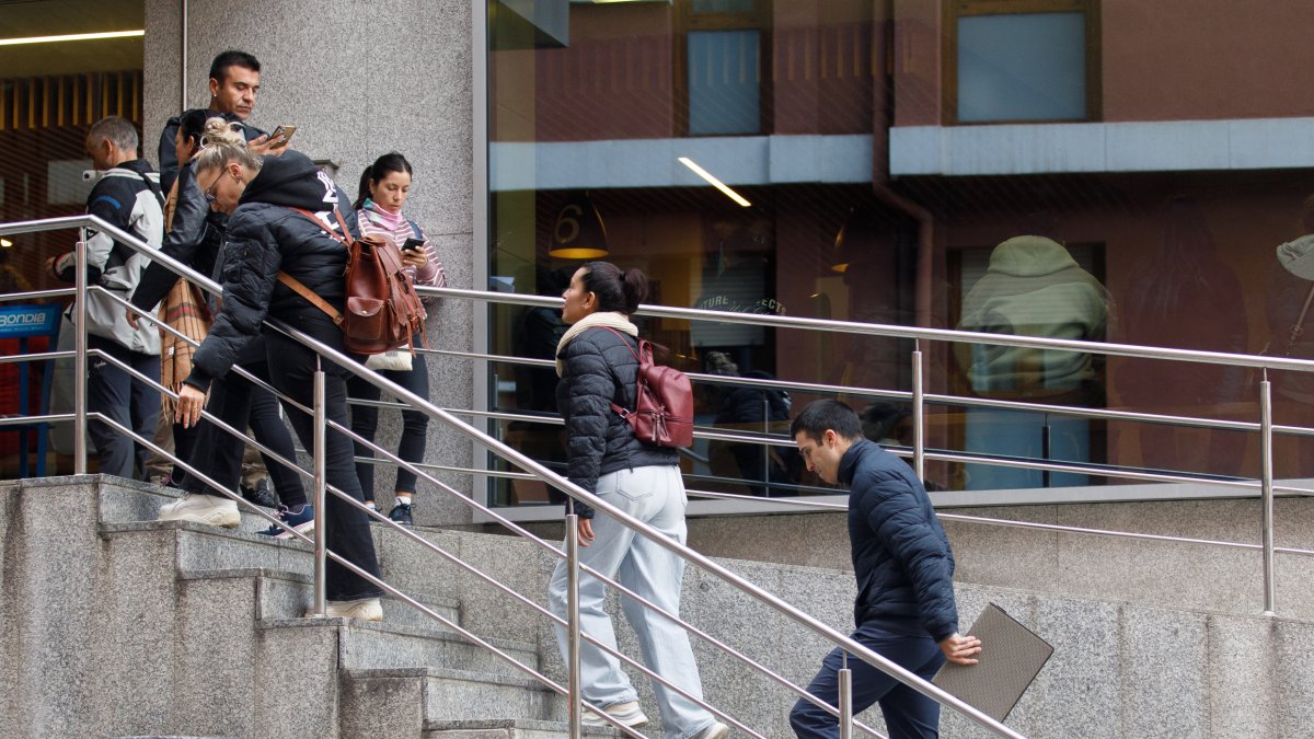 Persones esperant el torn a Immigració a final de la setmana passada.
