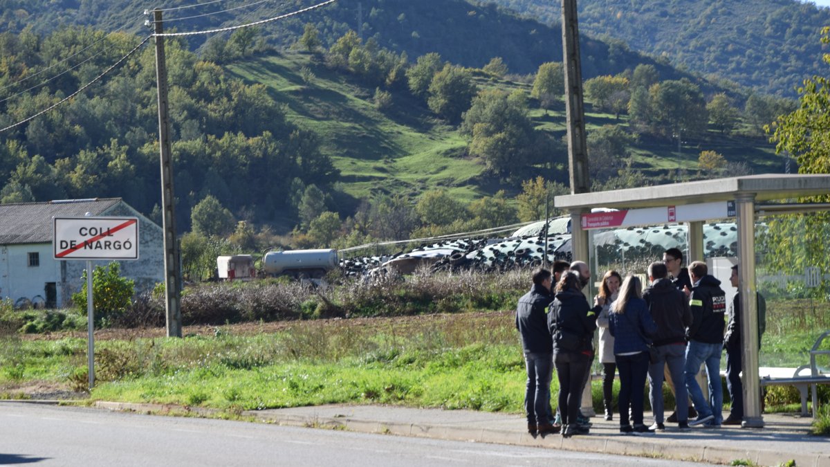 Els mossos i les autoritats judicials a la parada de bus de Coll de Nargó on ha començat la reconstrucció dels fets