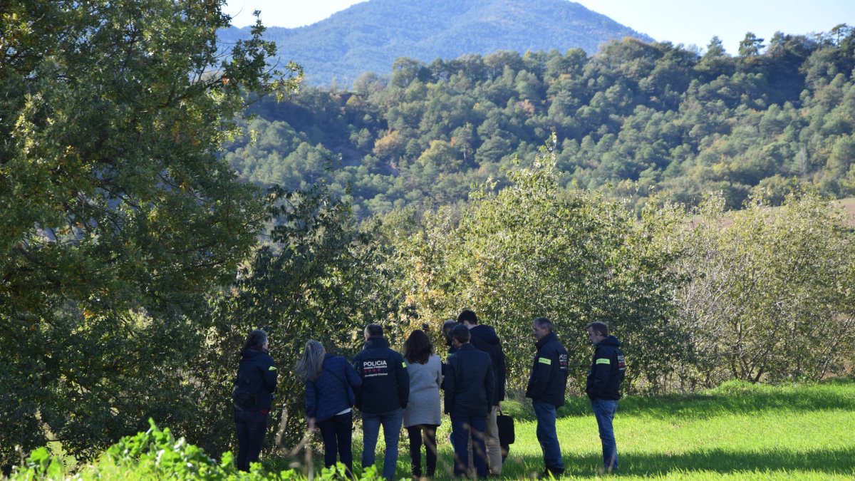 Funcionaris judicials i els investigadors de la policia catalana inspeccionant el lloc dels fets.