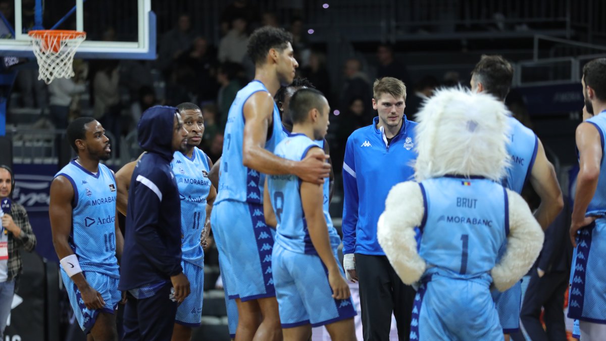 Lammers, amb una protecció a la mà.