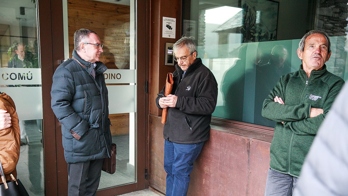 Duró, a la dreta, a l’entrada del comú d’Ordino.