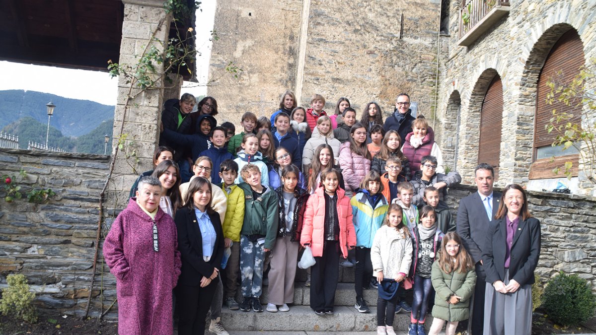 Infants de l'escola andorrana i francesa d'Ordino, juntament amb els cònsols davant del comú