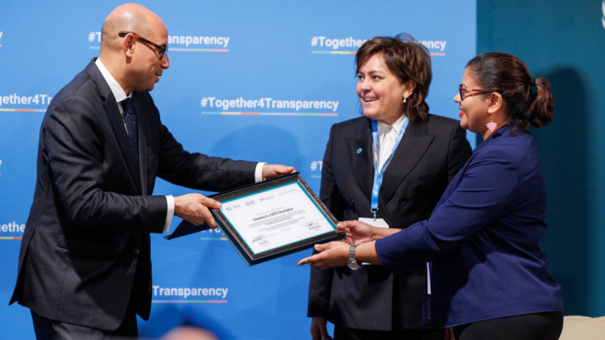 El secretari executiu de l'ONU Canvi Climàtic, Simon Stiell, entregant un diploma en un dels països que han presentat l'informe biennal de transparència