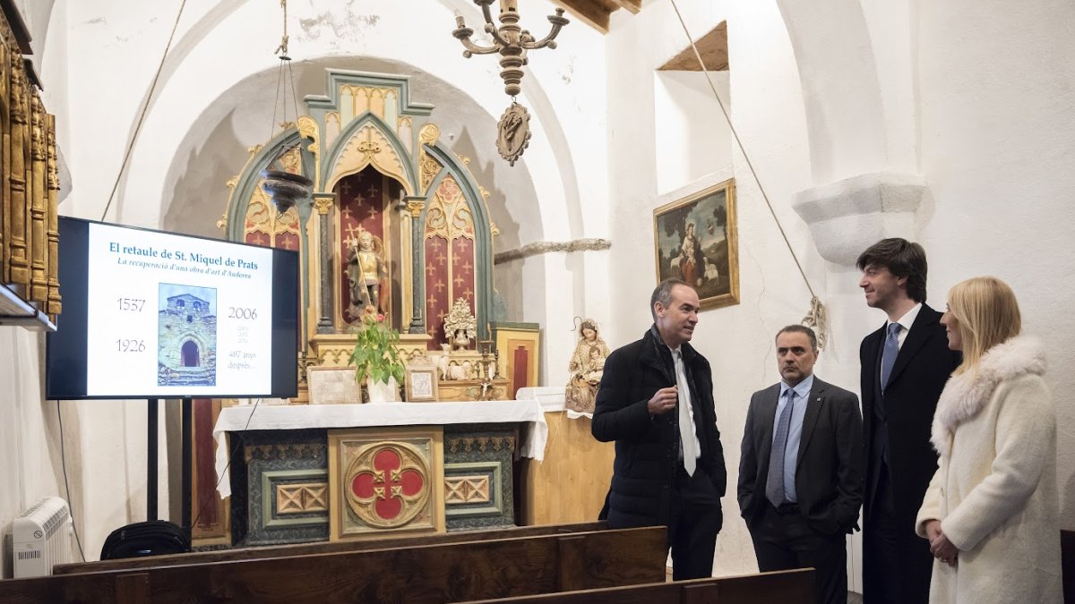 Els síndics generals durant la visita a l'església de Sant Miquel de Prats