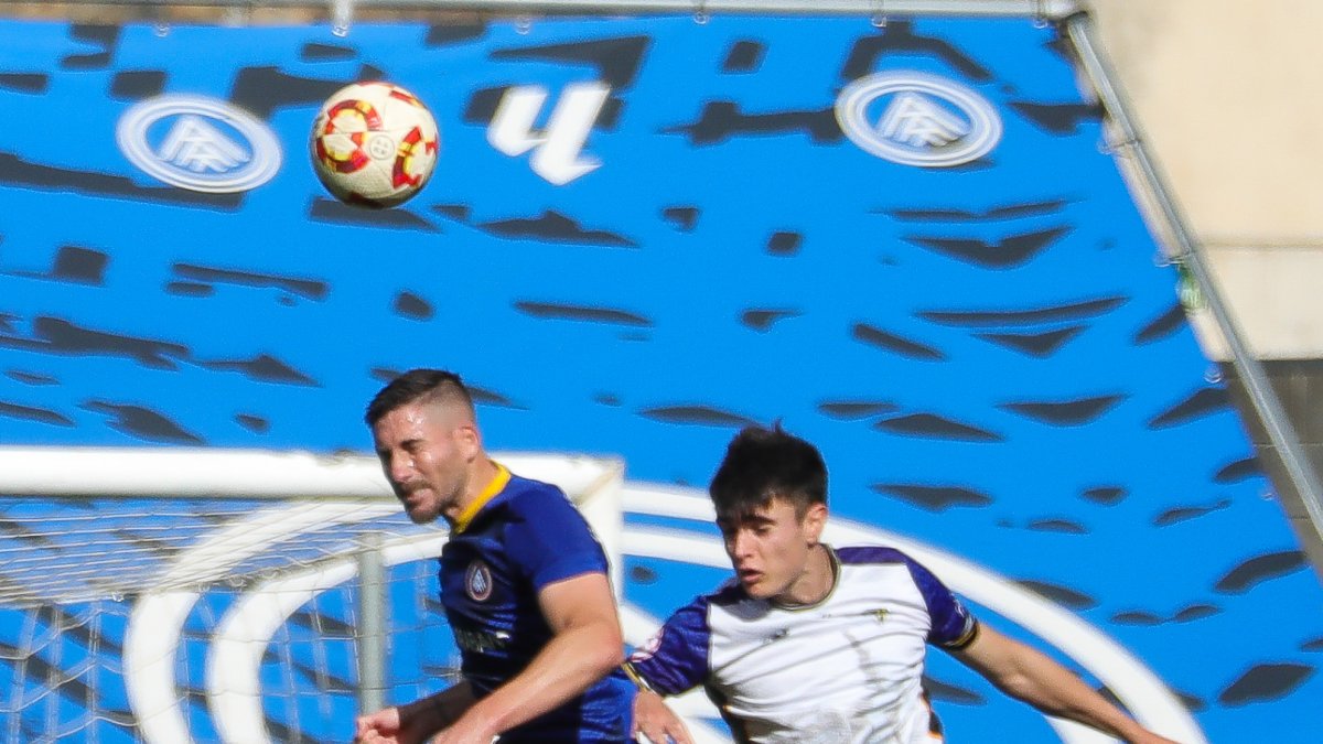 Morgado, a l’esquerra, al duel contra el Barakaldo.