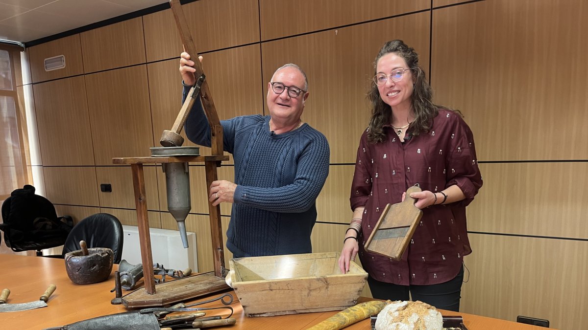 El president de la Confraria de Sant Antoni, Josep Maria Troguet, i la consellera de Cultura, Alexia Verdaguer, a la presentació de Lo Mandongo de la Massana