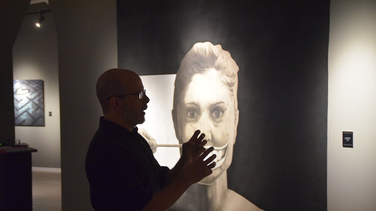 L'artista, Martín Blanco, explicant una de les peces de la mostra.