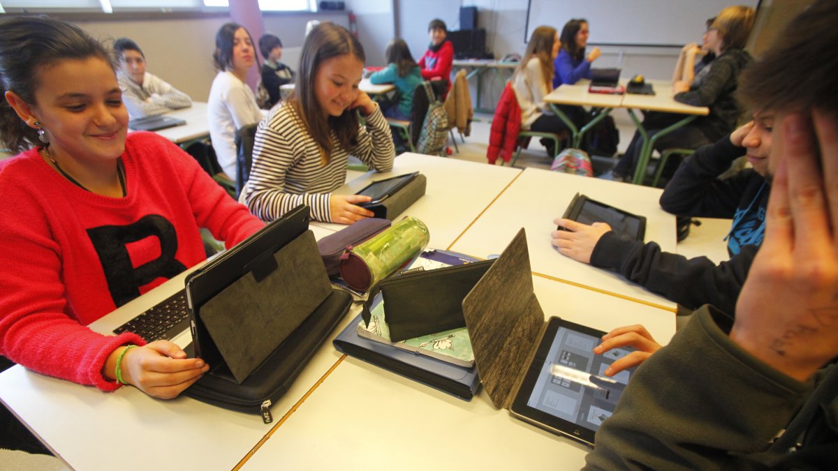 Alumnes amb tauletes a l’aula.