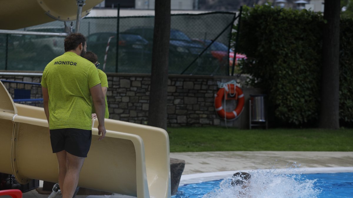 Socorrista en una piscina exterior.

Foto: Fernando Galindo