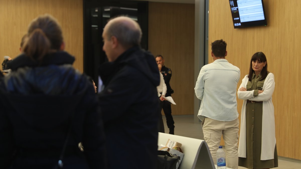 La mare del jove empresonat.
