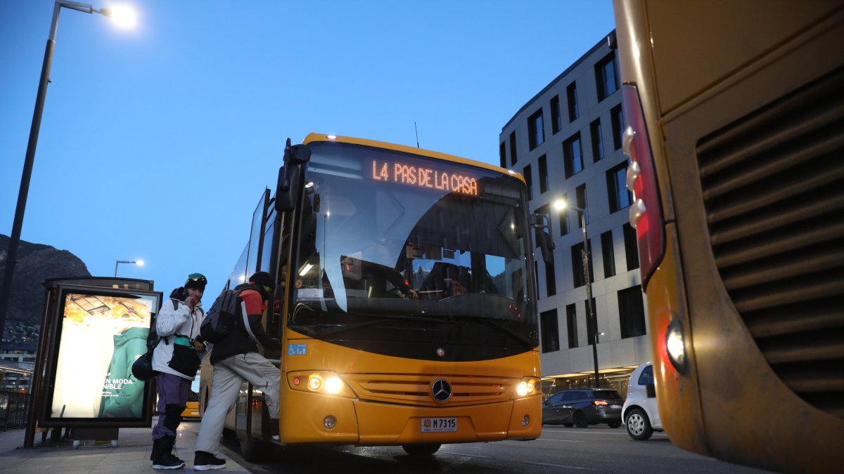 Un autobus de la línia 4 al Pas de la Casa.
