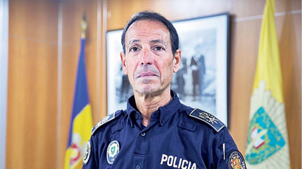 Lasne, al seu despatx de la policia, abans de l’entrevista.