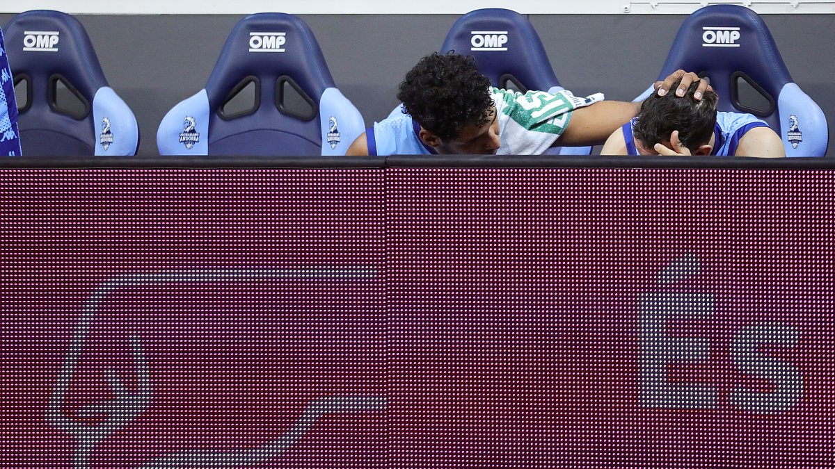 Dos Anjos consola Kuric minuts abans de la fi del partit
