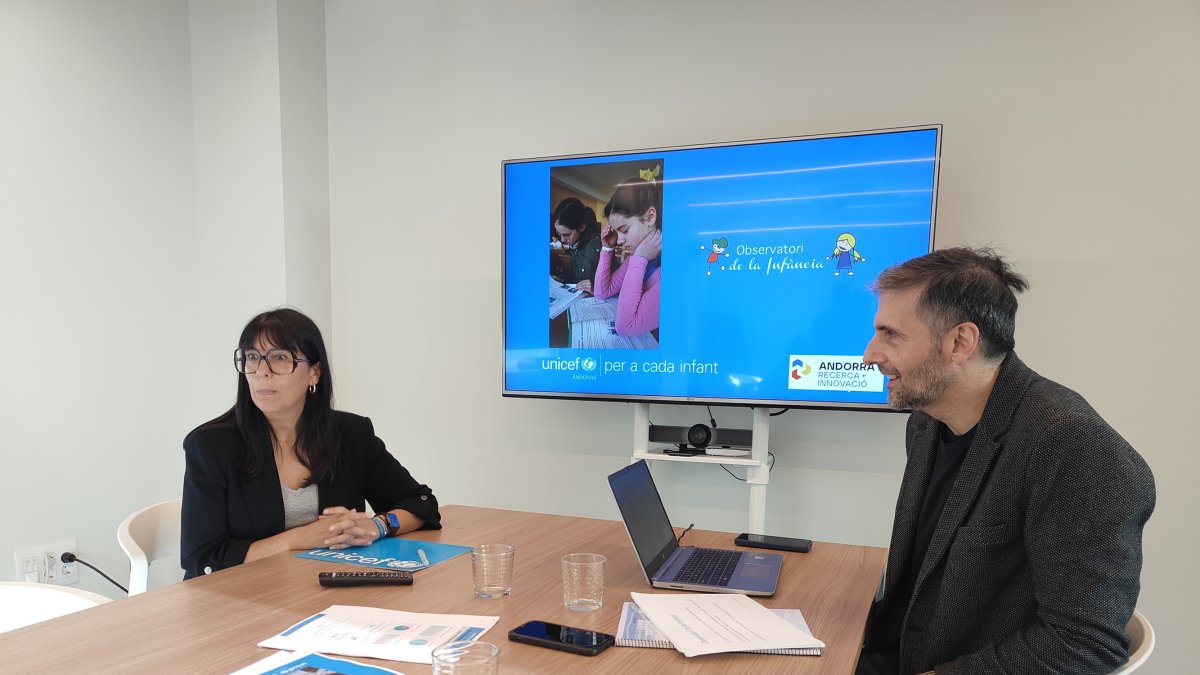 Dàmaris Castellanos i Joan Micó durant la presentació de l'informe