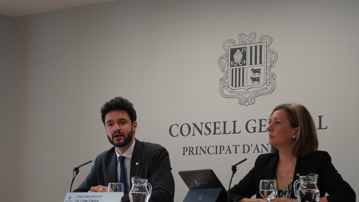 Els consellers generals, Cerni Escalé i Maria Àngels Aché, a la presentació de l'esmena a la totalitat del pressupost al Consell General