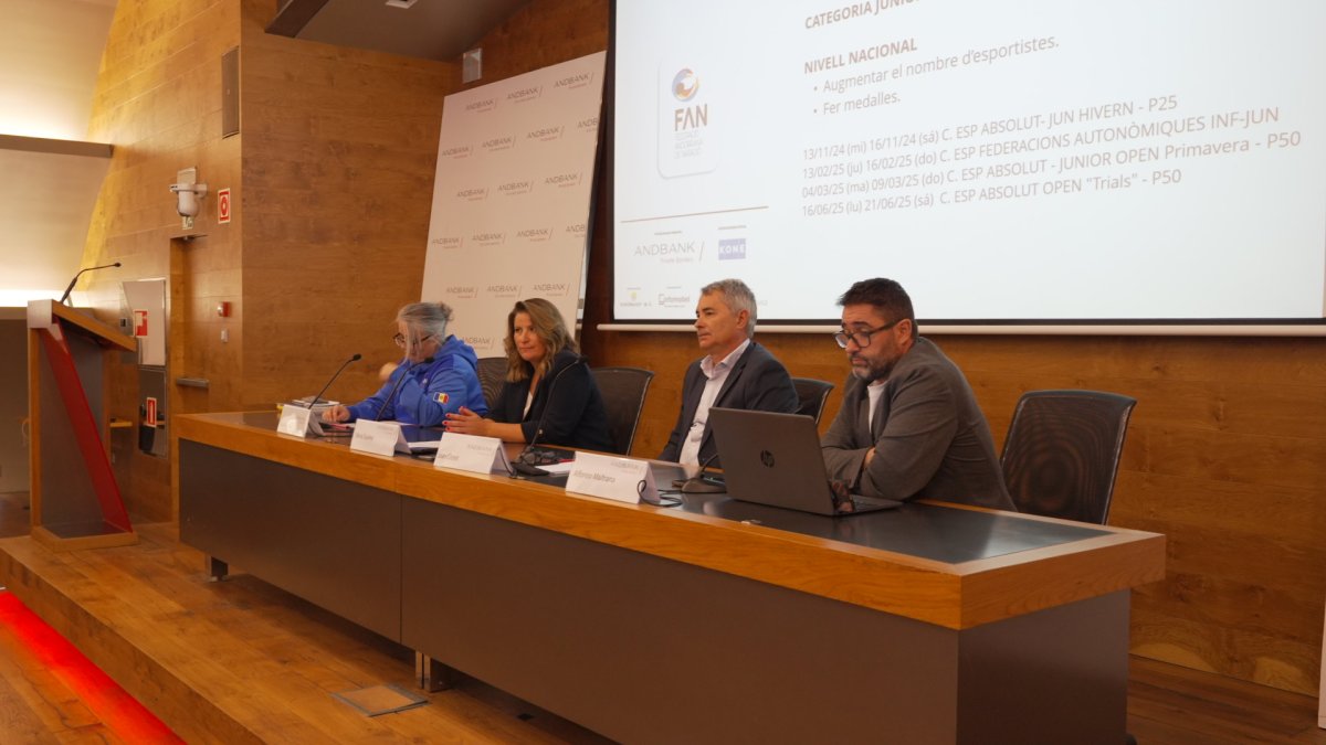 La natació va presentar els objectius.
