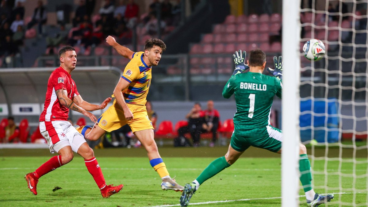 Berto Rosas, molt actiu, va tenir la millor ocasió per Andorra estavellant una pilota al travesser.