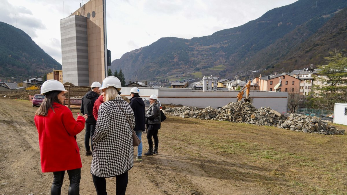 Les autoritats durant la visita a les obres del casal de la gent gran, aquest dimecres al matí.