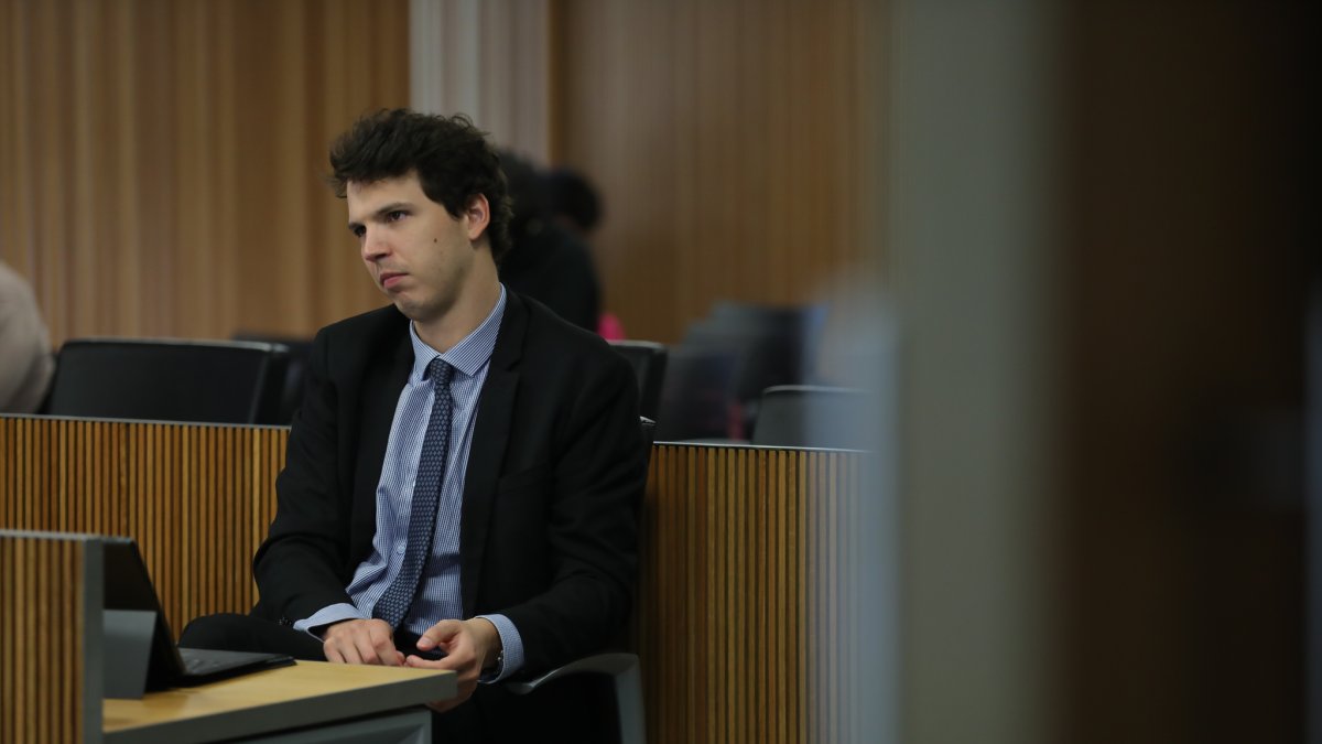 Pol Bartolomé al Consell General en una comissió