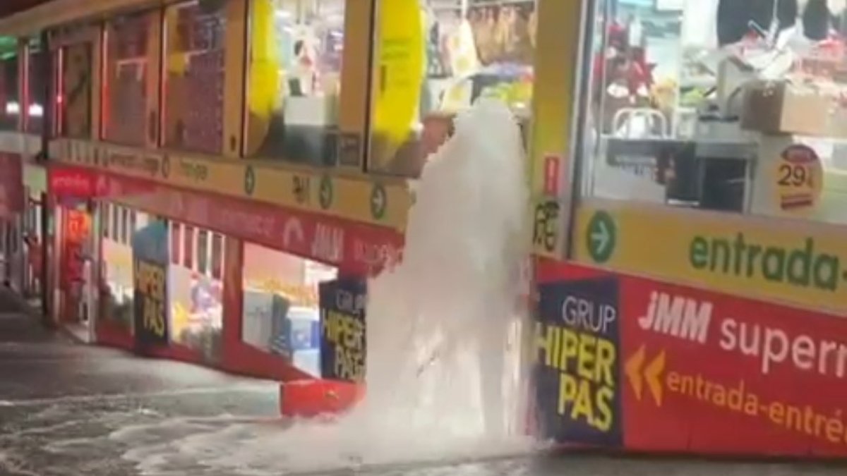 La boca d'incendis trencada, fruit de l'accident