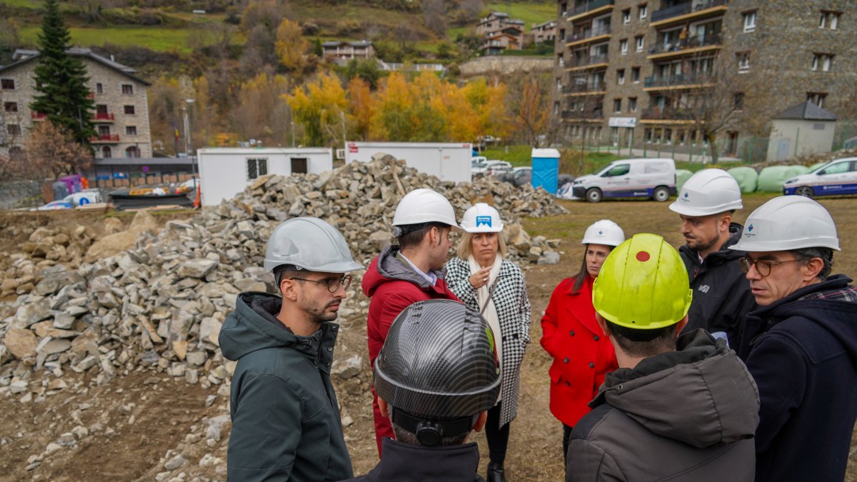 La visita de les autoritats encampadanes a les obres del casal.
