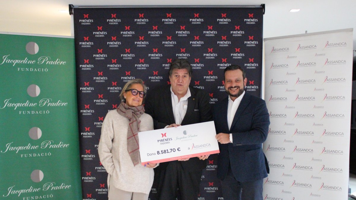El xec ha estat lliurat per Cristina Urbiola, en representació de la Fundació Jacqueline Pradère, i per Octavi Bardera, en representació de Grup Pyrénées, al president d’Assandca, Josep Saravia.
