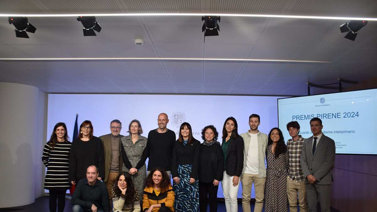 Tots els guanyadors del Premi Pirene 2024 juntament amb la ministra de Cultura, Joventut i Esports, Mònica Bonell.